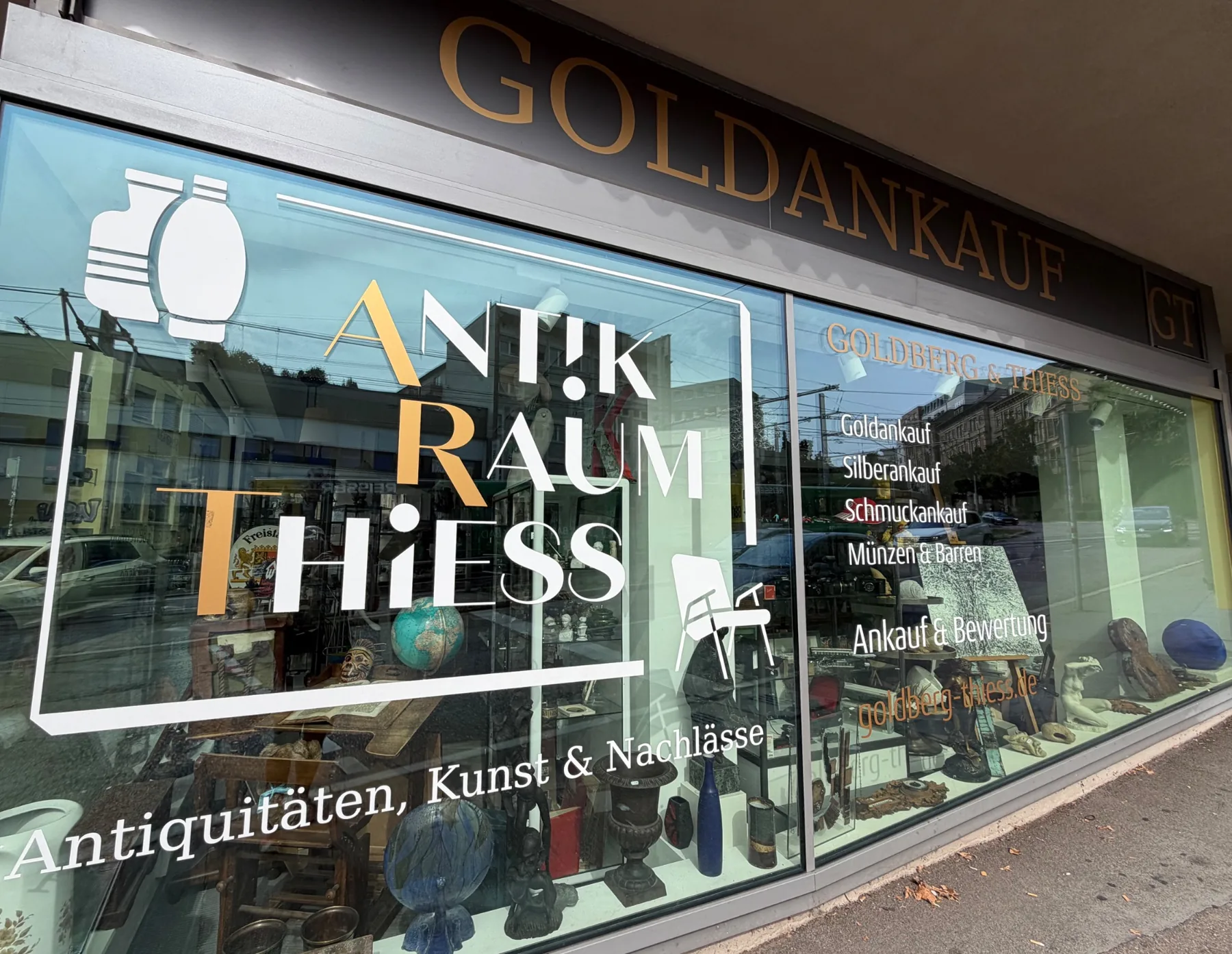 Eingang und Schaufenster mit beiden Geschäftsbereichen