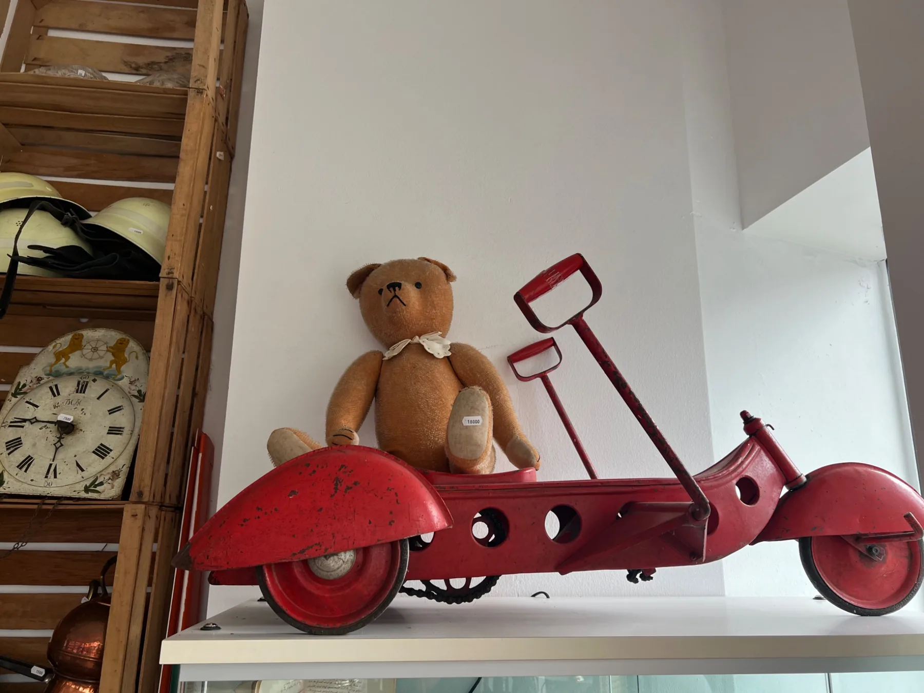 Roter historischer Roller mit Teddybär